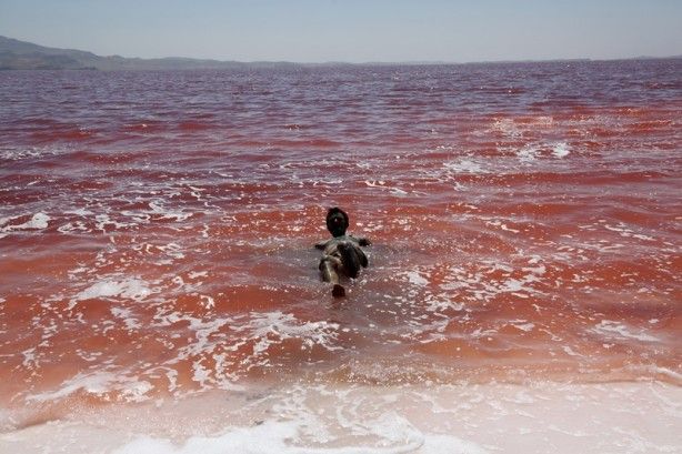 İran'daki göl neden kırmızıya dönüştü? 12