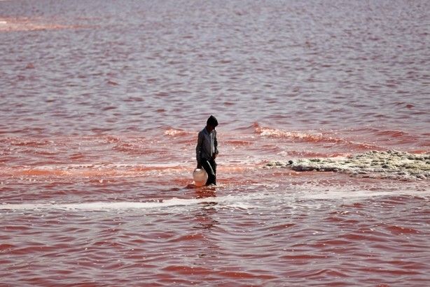 İran'daki göl neden kırmızıya dönüştü? 7