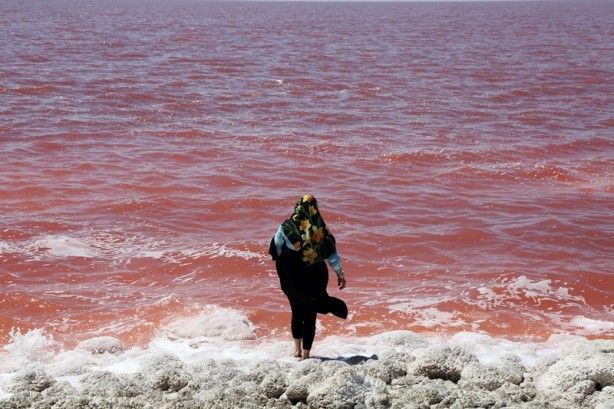 İran'daki göl neden kırmızıya dönüştü? 13