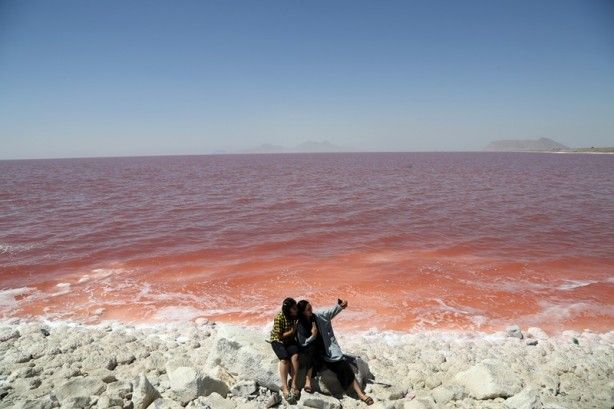 İran'daki göl neden kırmızıya dönüştü? 16