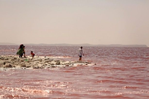 İran'daki göl neden kırmızıya dönüştü? 18