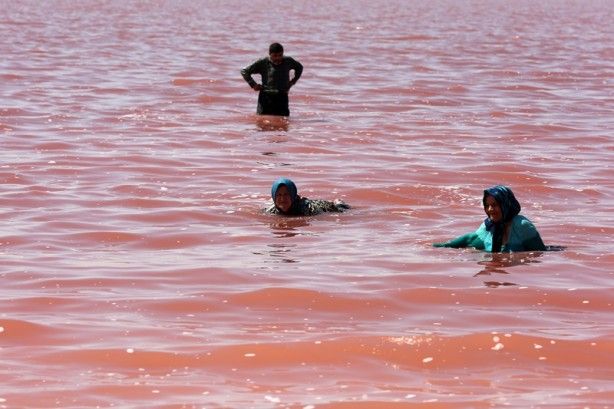 İran'daki göl neden kırmızıya dönüştü? 19