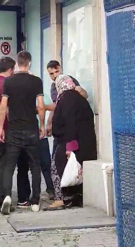 Hayırsız evlat annesini sokak ortasında darp etti! 3