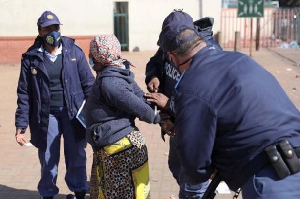 O ülke karıştı! ATM'ler patlatıldı, ordu sokaklara indi 10