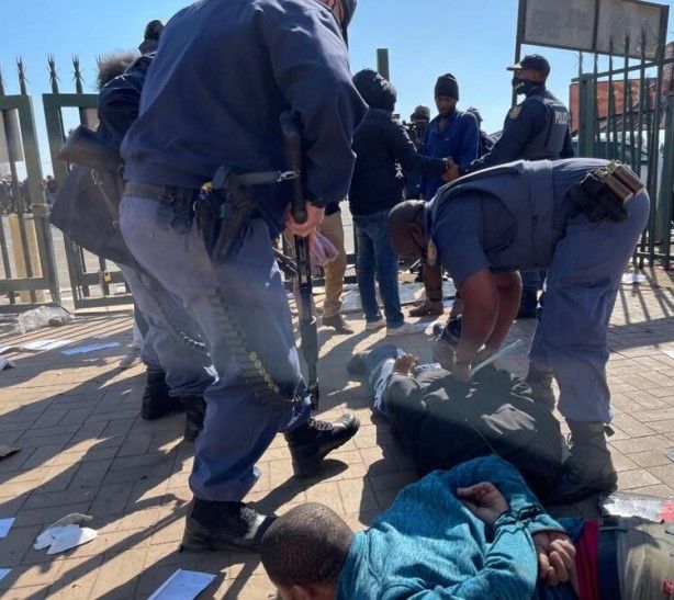 O ülke karıştı! ATM'ler patlatıldı, ordu sokaklara indi 11