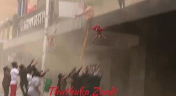 O ülke karıştı! ATM'ler patlatıldı, ordu sokaklara indi 14