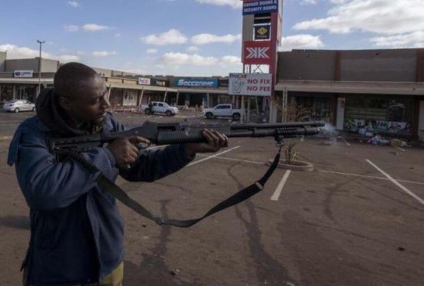 O ülke karıştı! ATM'ler patlatıldı, ordu sokaklara indi 16