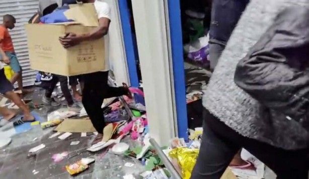 O ülke karıştı! ATM'ler patlatıldı, ordu sokaklara indi 2