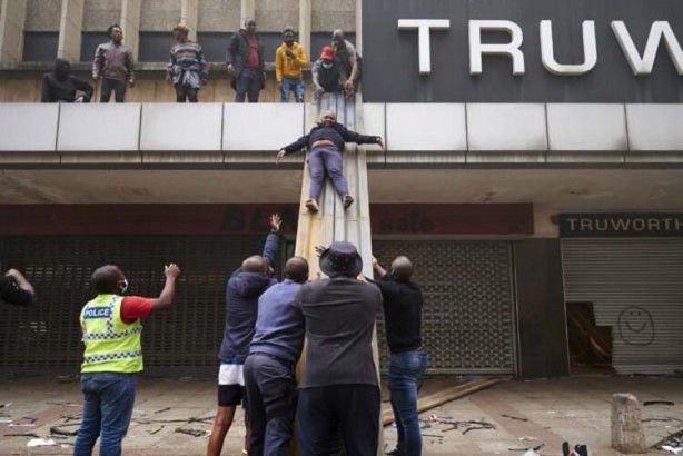 O ülke karıştı! ATM'ler patlatıldı, ordu sokaklara indi 23