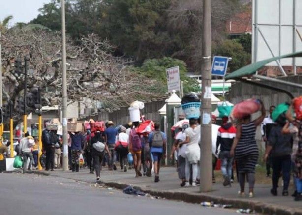 O ülke karıştı! ATM'ler patlatıldı, ordu sokaklara indi 6