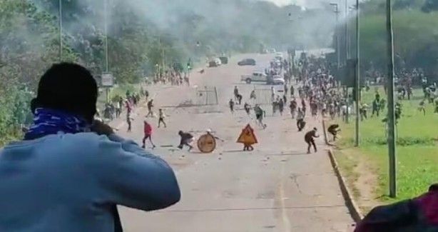 O ülke karıştı! ATM'ler patlatıldı, ordu sokaklara indi 8