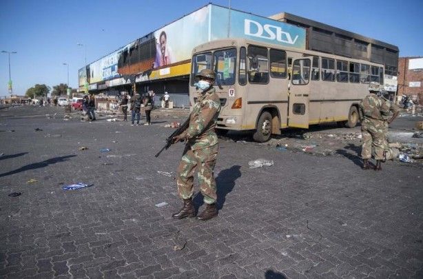 O ülke karıştı! ATM'ler patlatıldı, ordu sokaklara indi 9