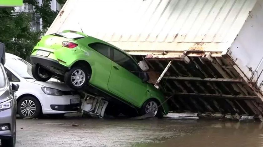 Sel felaketinde ortalık savaş alanına döndü: 42 kişi öldü 1