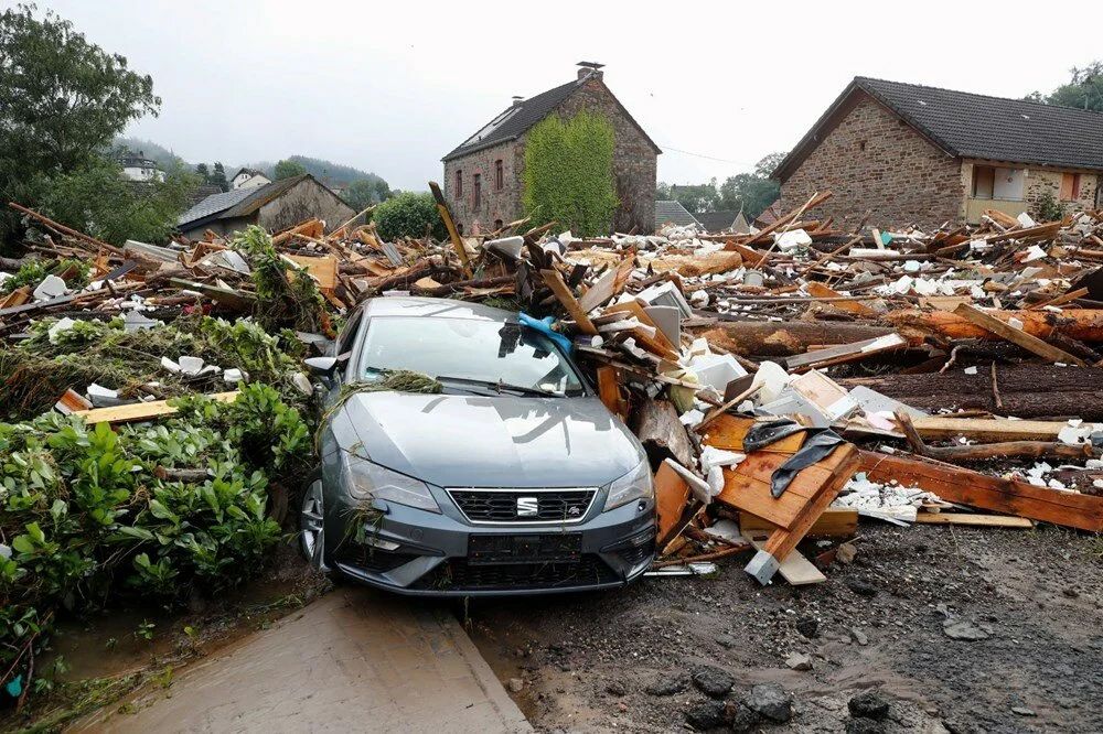 Sel felaketinde ortalık savaş alanına döndü: 42 kişi öldü 10