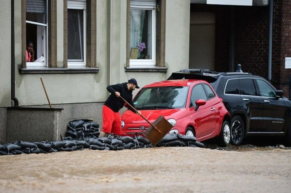 Sel felaketinde ortalık savaş alanına döndü: 42 kişi öldü 14
