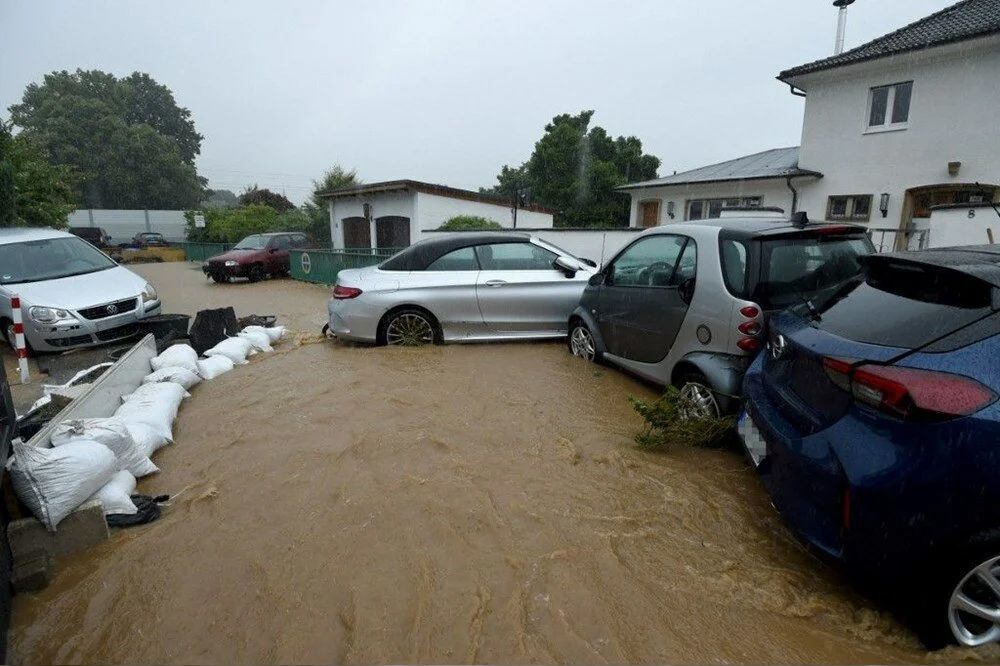 Sel felaketinde ortalık savaş alanına döndü: 42 kişi öldü 15