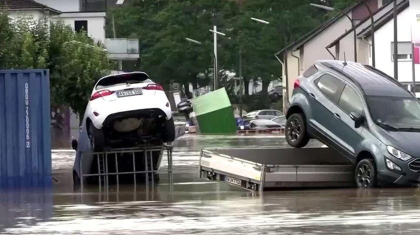 Sel felaketinde ortalık savaş alanına döndü: 42 kişi öldü 2