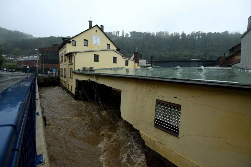 Sel felaketinde ortalık savaş alanına döndü: 42 kişi öldü 20