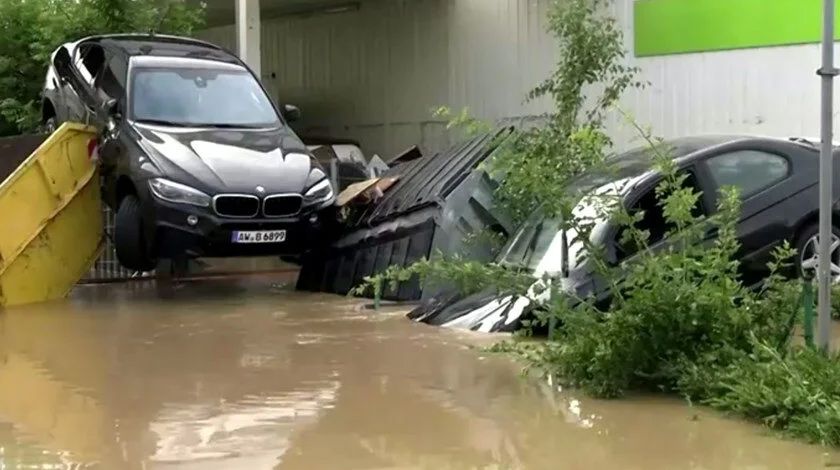Sel felaketinde ortalık savaş alanına döndü: 42 kişi öldü 3