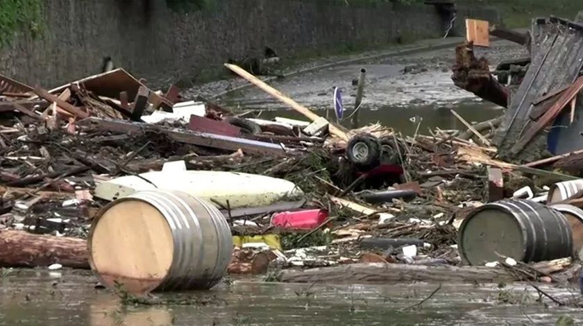 Sel felaketinde ortalık savaş alanına döndü: 42 kişi öldü 4