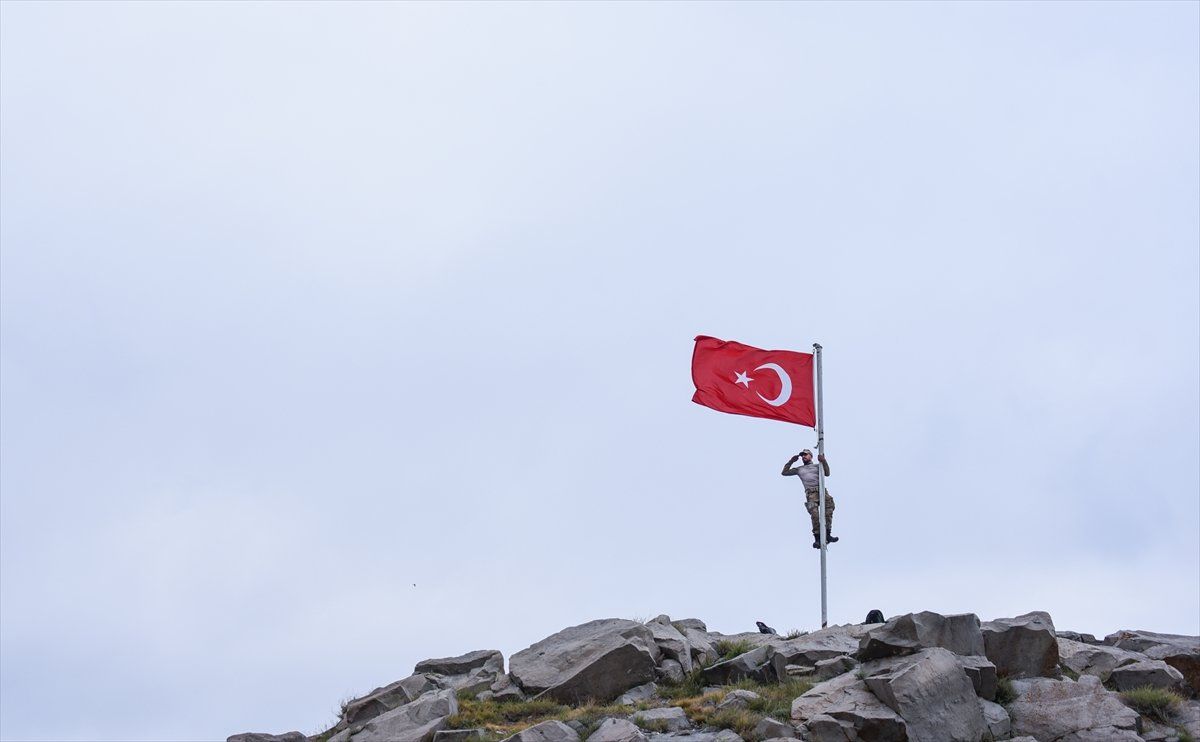 2 bin 100 rakımda Türk bayrağı dalgalandırıldı 1