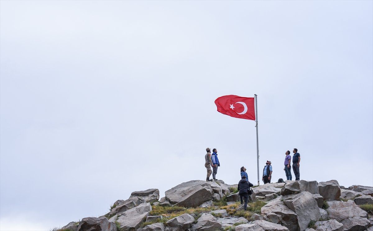 2 bin 100 rakımda Türk bayrağı dalgalandırıldı 2