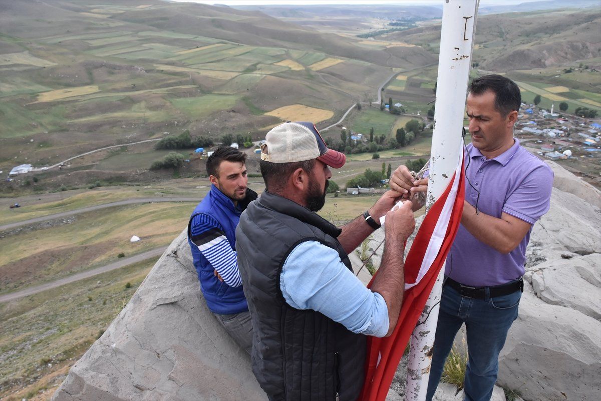 2 bin 100 rakımda Türk bayrağı dalgalandırıldı 3