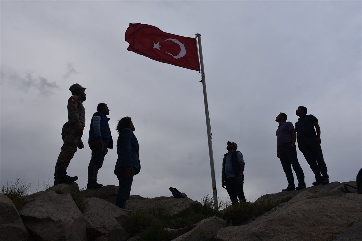 2 bin 100 rakımda Türk bayrağı dalgalandırıldı 7