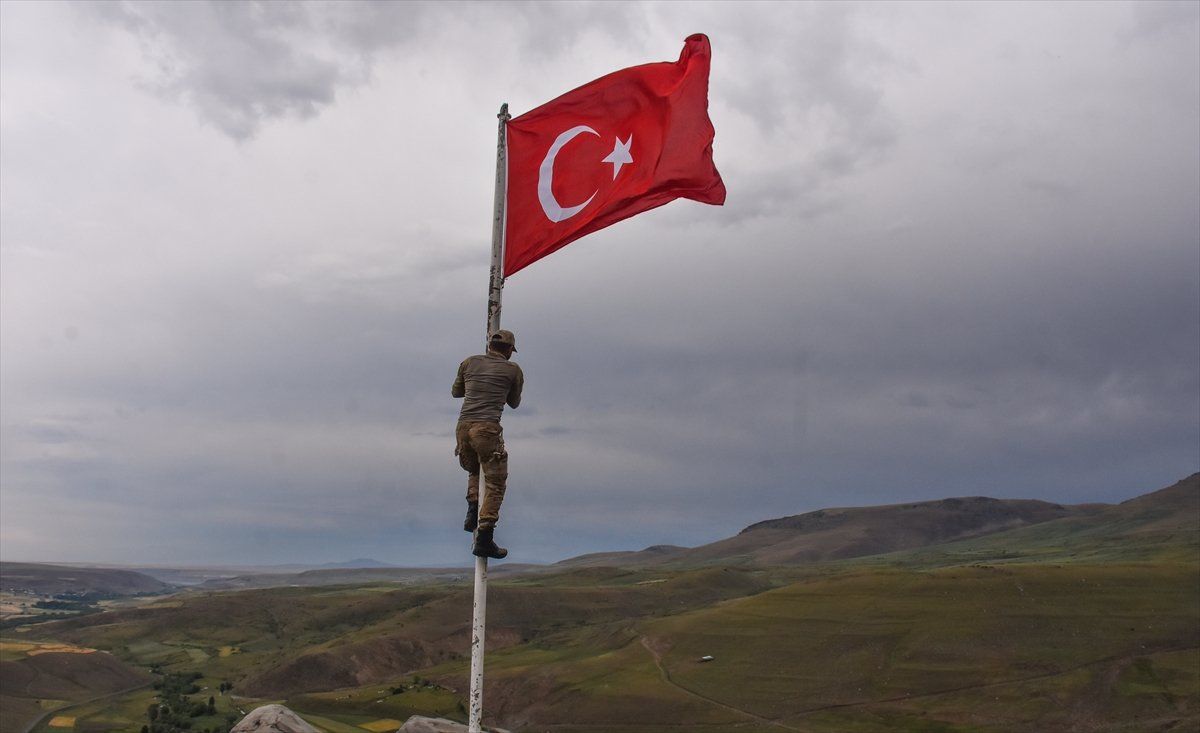 2 bin 100 rakımda Türk bayrağı dalgalandırıldı 10