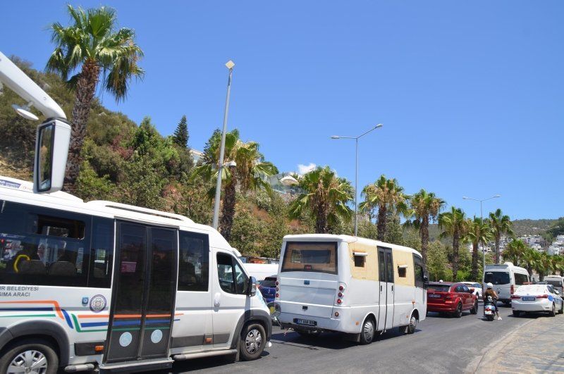 Kuyruğun başı var sonu yok! 1 haftada 140 bin araç giriş yaptı 11