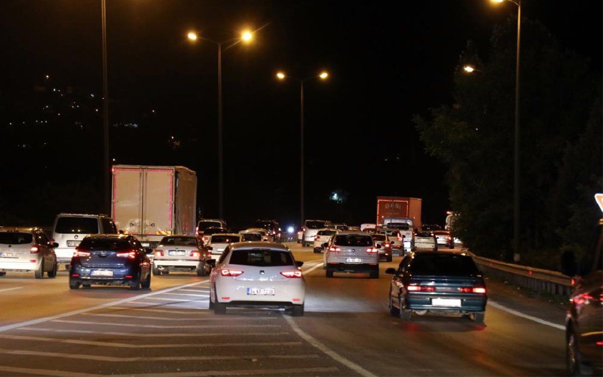 70 kilometrelik araç kuyruğu havadan görüntülendi 11