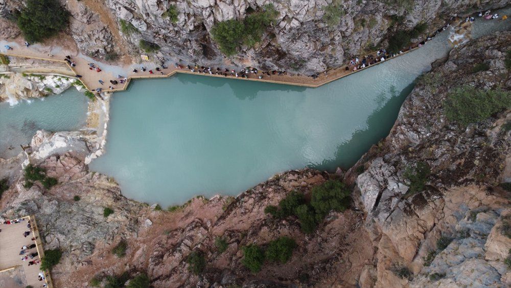 Köy halkı korkup yaklaşamıyor, tatilciler ise oraya akın etti! 2