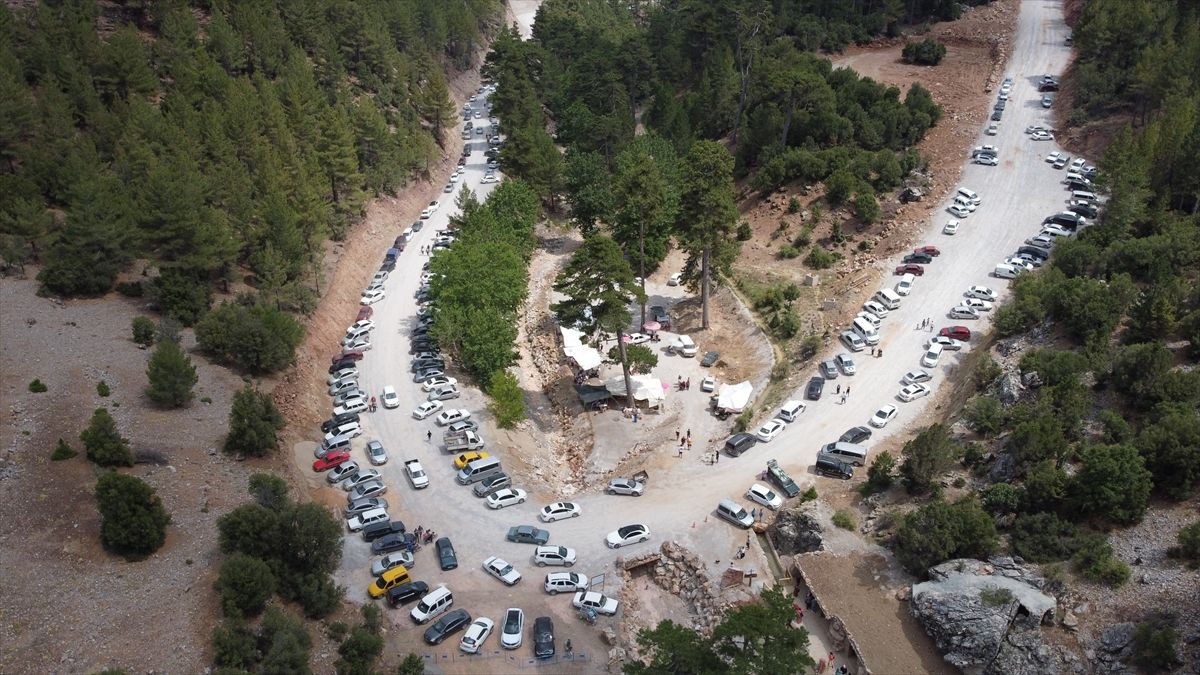 Köy halkı korkup yaklaşamıyor, tatilciler ise oraya akın etti! 5