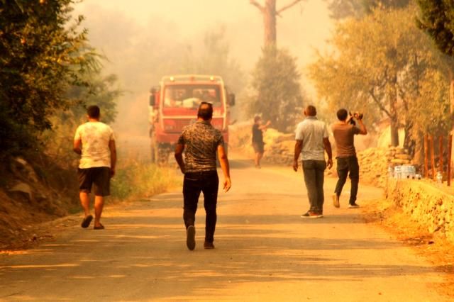 Vatandaşlar canlarını zor kurtardı! 7
