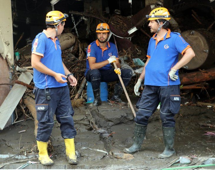 Yüzlerce vatandaşı çamur denizinden kurtardılar! 11