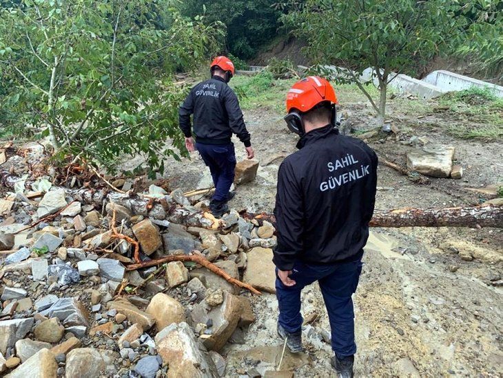 Yüzlerce vatandaşı çamur denizinden kurtardılar! 16