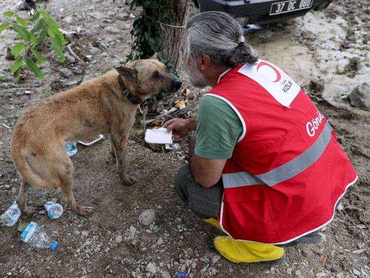 Yüzlerce vatandaşı çamur denizinden kurtardılar! 23