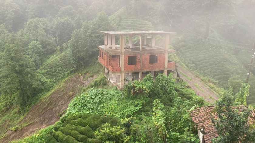 Rize’de 3 katlı bina heyelanda sürüklendi 3