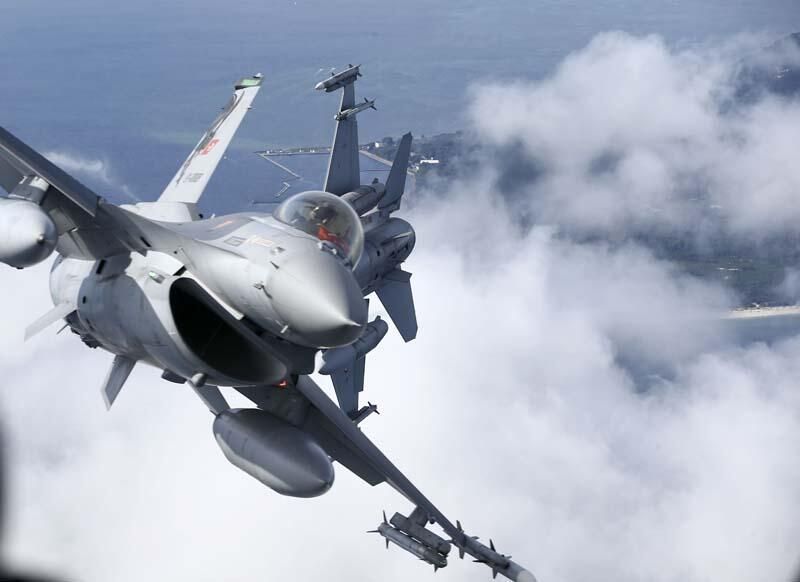 Türk F-16'ları Polonya semalarında! 2