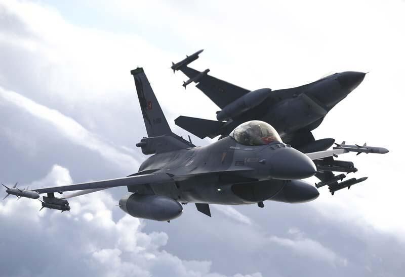 Türk F-16'ları Polonya semalarında! 8