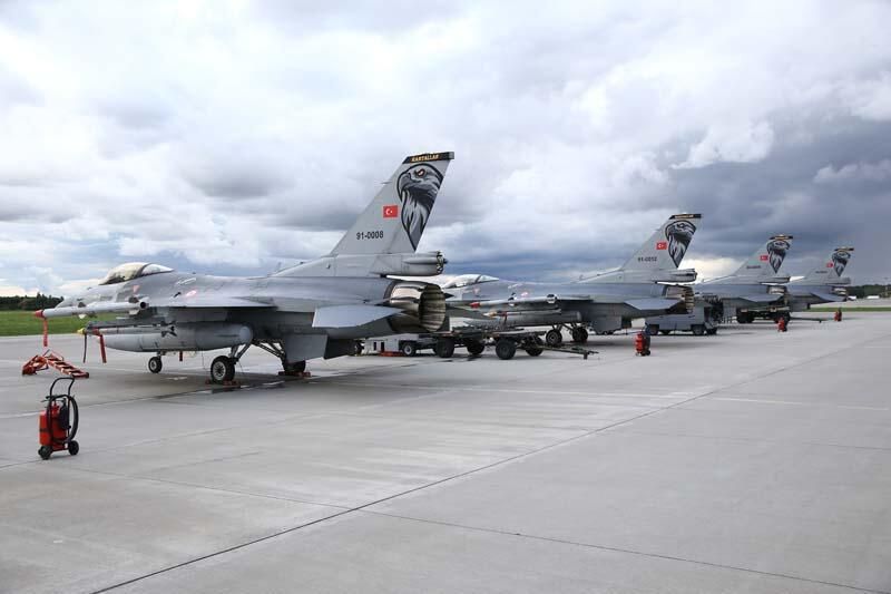 Türk F-16'ları Polonya semalarında! 13