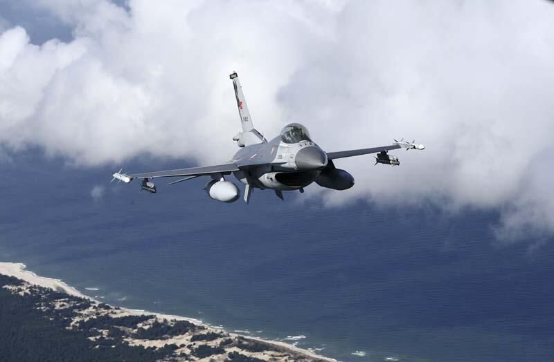 Türk F-16'ları Polonya semalarında! 16