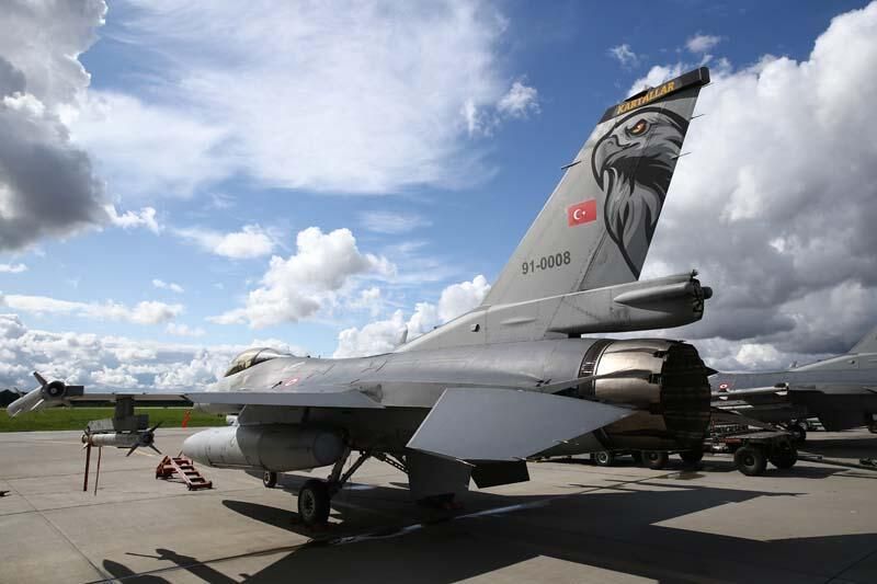 Türk F-16'ları Polonya semalarında! 17