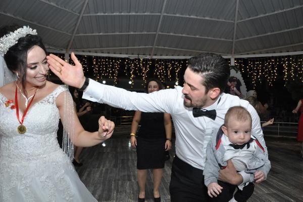 Nikahta 2 kişiydiler, düğüne 3 kişilik aile olarak çıktılar 5