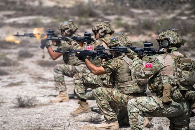 SAT komandoları kardeş ülkede! Düşman hedefleri yerle bir 4