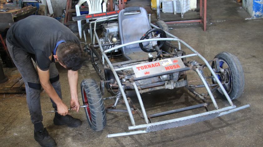 Hayalini gerçekleştirdi, kendi arabasını yaptı 9