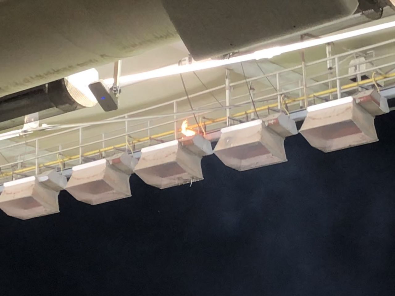 Birden alev aldı, görevliler müdahale etti 6