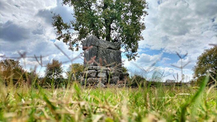 Köyün ortasındaki 2 bin yıllık lahde kazınmış cümleler görenleri şaşırtıyor 1