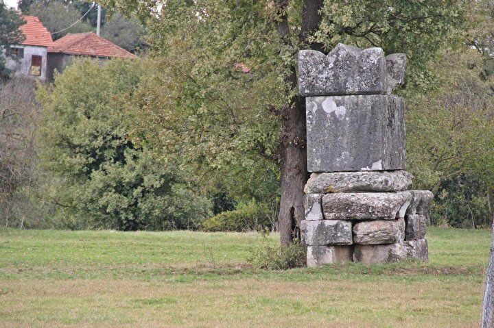 Köyün ortasındaki 2 bin yıllık lahde kazınmış cümleler görenleri şaşırtıyor 2