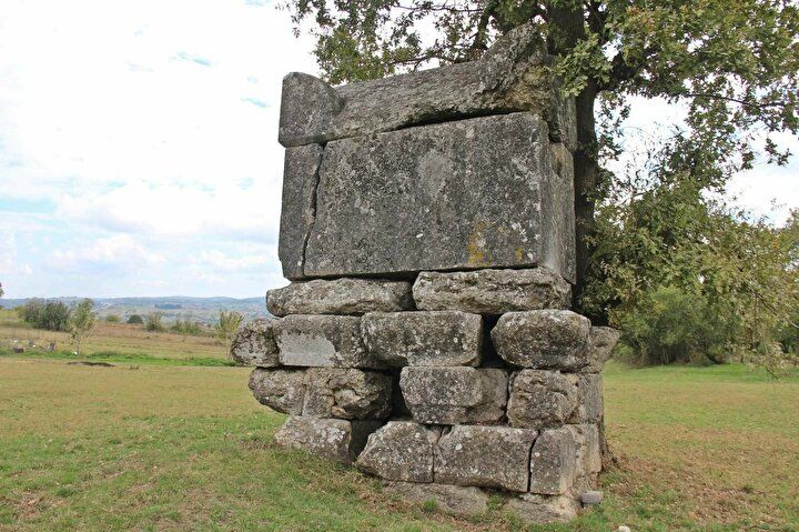 Köyün ortasındaki 2 bin yıllık lahde kazınmış cümleler görenleri şaşırtıyor 4